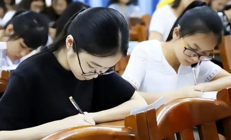 岸途网:本科考公有希望吗?(图2) 教师21.png